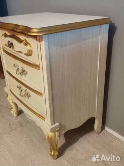 Старинная прикроватная тумба Америка