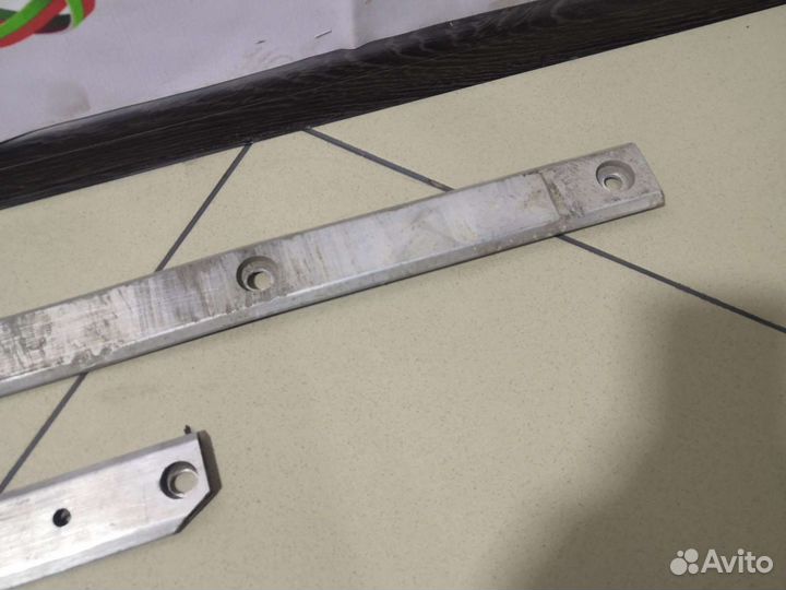 Mercedes W204 C180 Нижняя распорка кузова