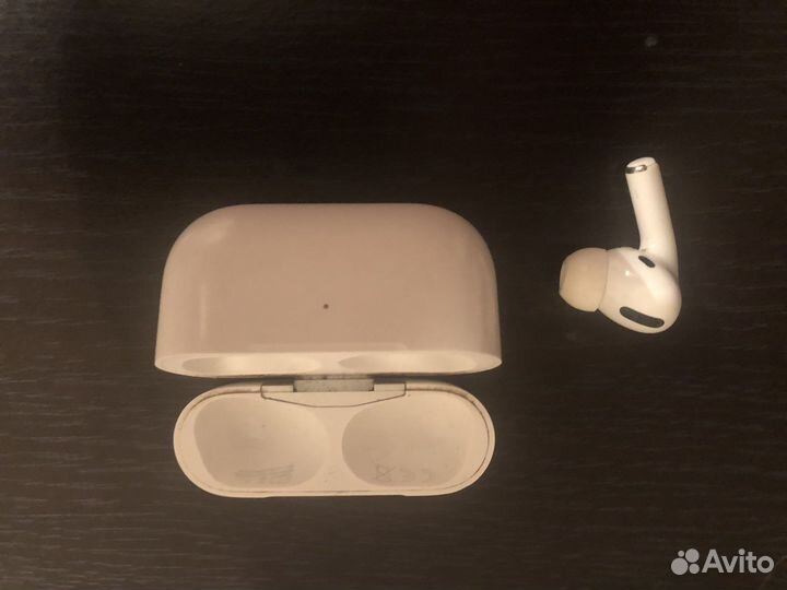 Кейс и левый наушник airpods pro 1