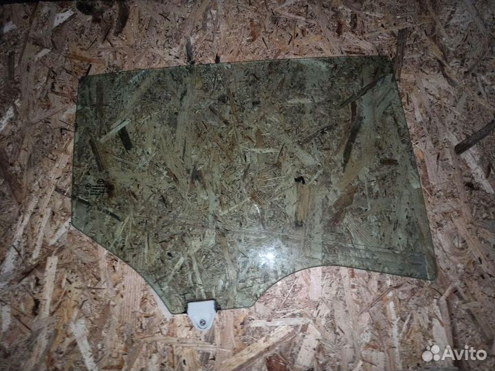 Стекло двери задней правой Mazda 3 BM 2016