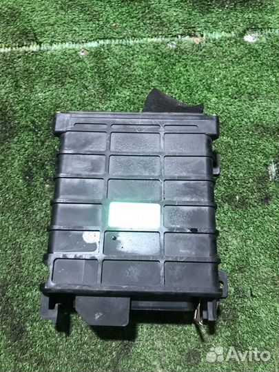 Блок управления двс Audi 80 B3 JN 1.8 1990