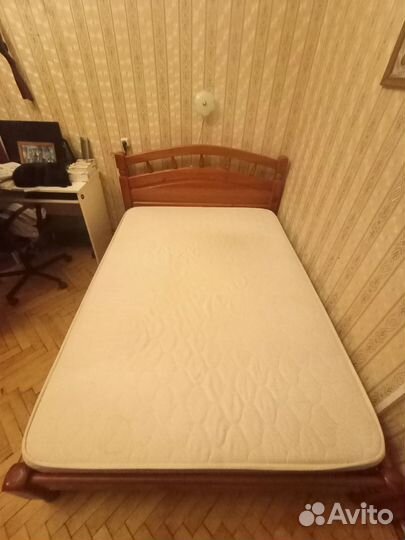 Кровать двухспальная с матрасом 140x200 массив
