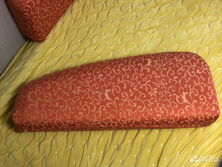 Пуфики на кровать