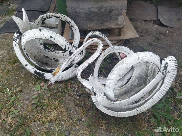 Лебедь из шин