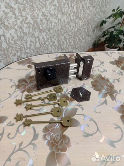 Замок дверной накладной