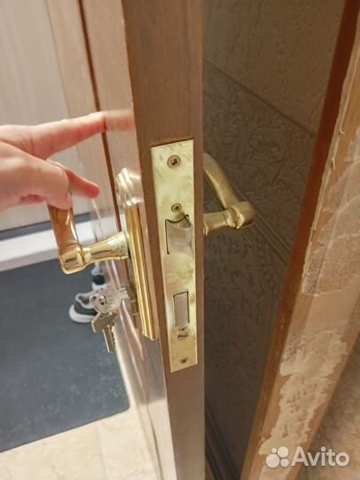 Двери межкомнатные из массива