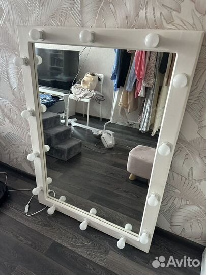 Гримерное зеркало с лампочками