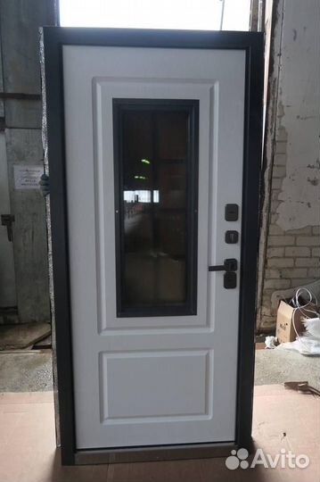 Двери для дома и дачи с ковкой и стеклопакетом