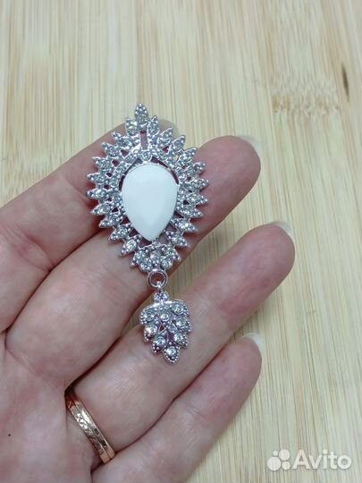 Подвеска, брошка