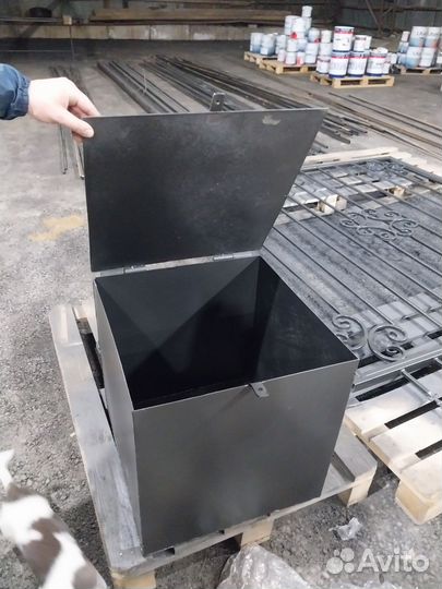 Ящик металлический с ушками для навесного замка