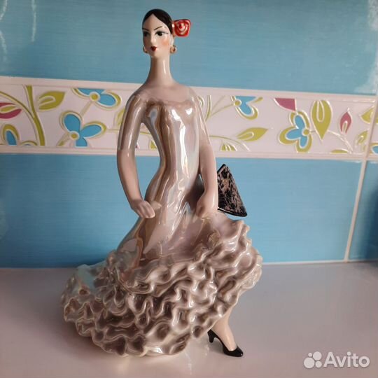 Фарфоровая статуэтка 