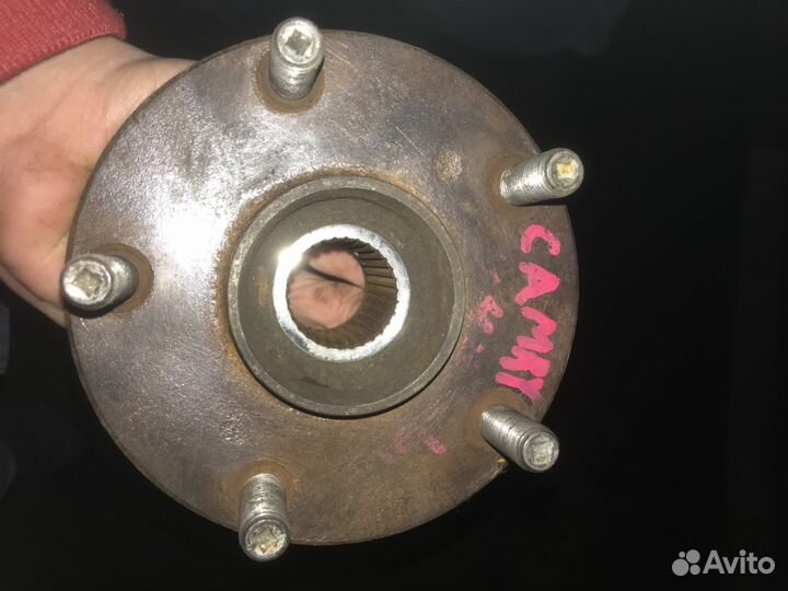 Левый поворотный кулак и ступица