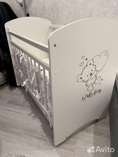 Детская кроватка и пеленальный комод