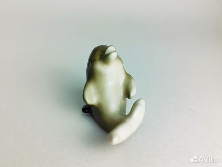 Дельфин сидящий фарфоровая статуэтка