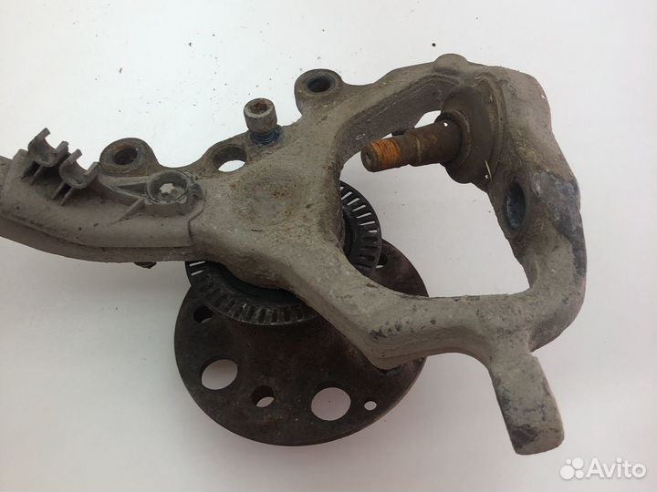 Передний правый поворотный кулак Мерседес w220