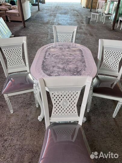 Кухонный стол и стулья