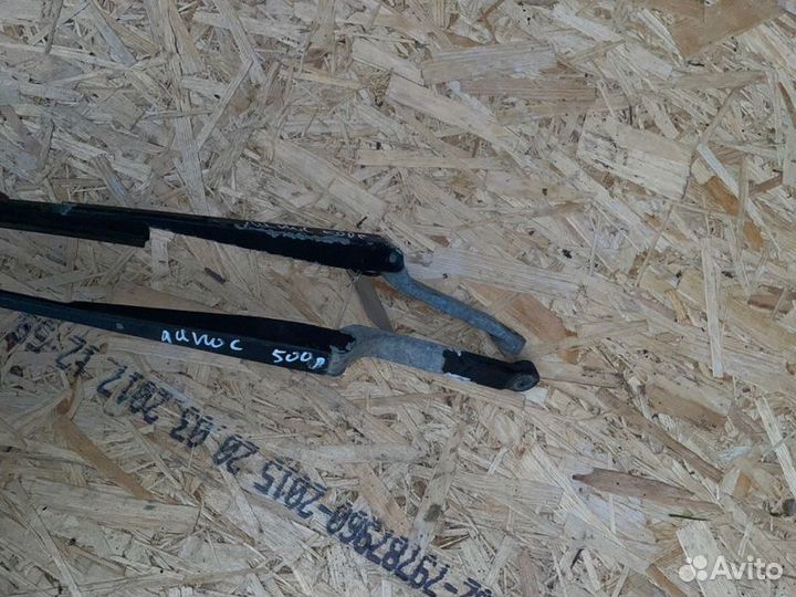 Поводок (держатель) стеклоочистителя пара