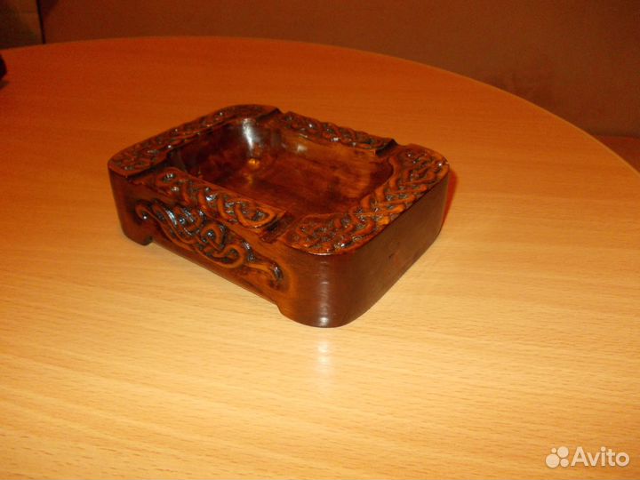 Пепельница резная