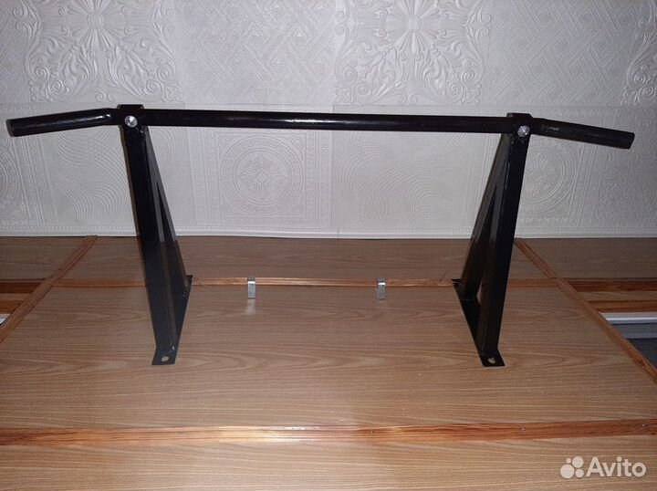 Турник настенный