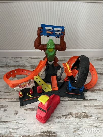 Набор Hot Wheels Сити автотрек Атака гориллы