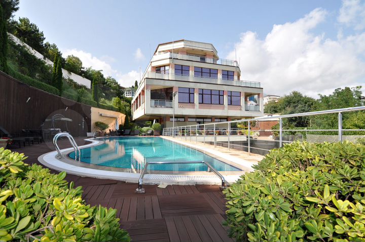 Дом 1300 м² на участке 60 сот.