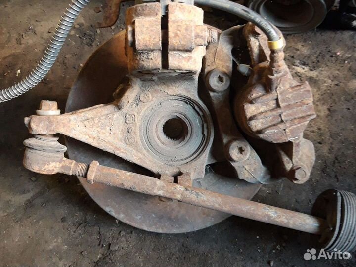 Кулак поворотный левый Peugeot Partner