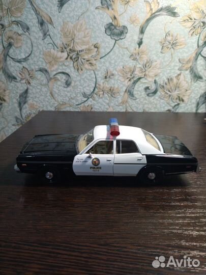 Модель автомобиля Dodge Monaco 1977 1-24