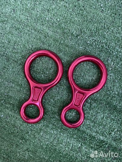 Восьмерка для спуска и караьины