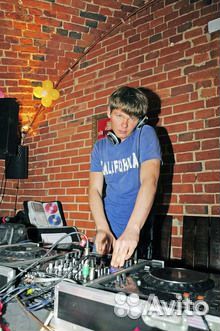 Диджей с оборудованием