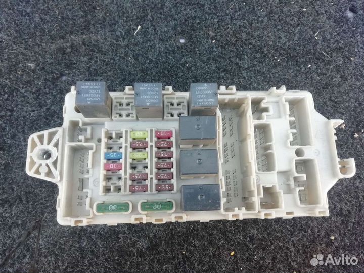 Салонный блок предохранителей Mitsubishi Lancer 1