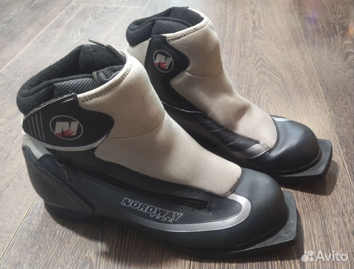 Беговые лыжи классические + ботинки 43 размер