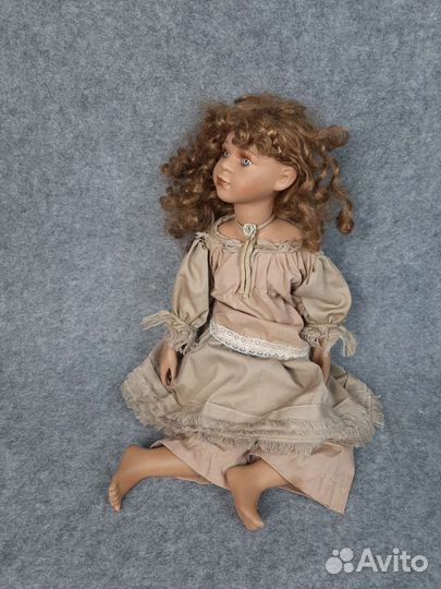 Кукла фарфоровая