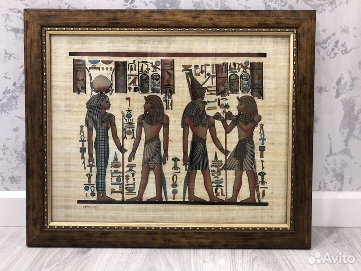 Египетский папирус в деревянной рамке под стеклом