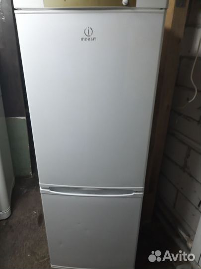 Холодильник бу indesit