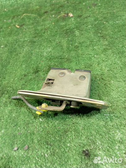 Замок багажника Mitsubishi Carisma