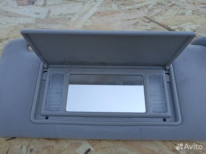 Козырек солнцезащитный правый Toyota Avensis