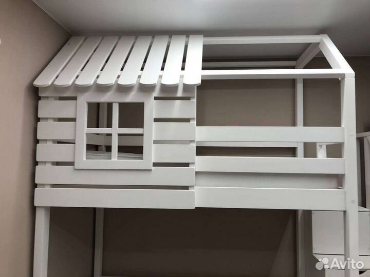 Кровать двухъярусная окошко