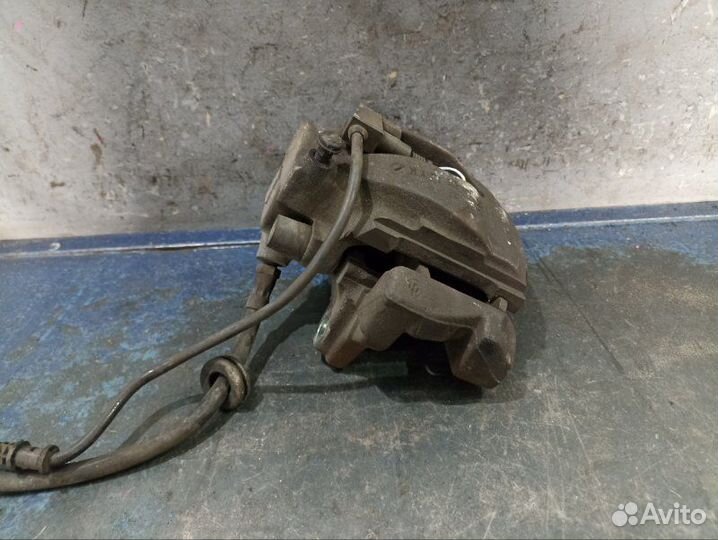 Суппорт передний правый Chrysler Crossfire