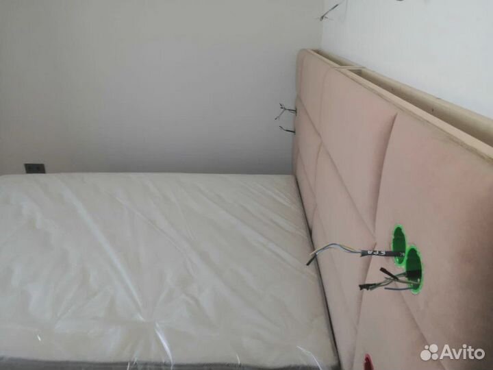 Кровать двухспальная с мягкими панелями