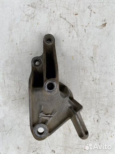 Кронштейн опоры двигателя задний Chevrolet Orlando