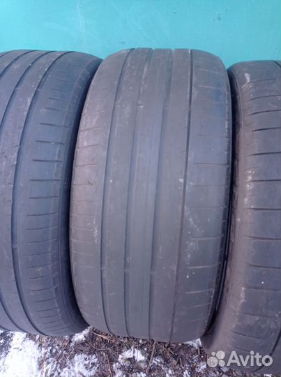 Pirelli P Zero PZ4 275/40 R21 и 315/35 R21 111Y