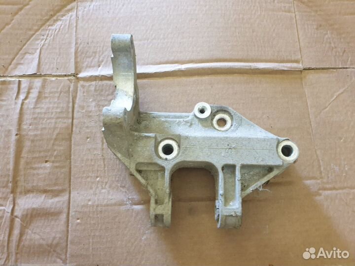 Кронштеин ваз гур приора 2110-12