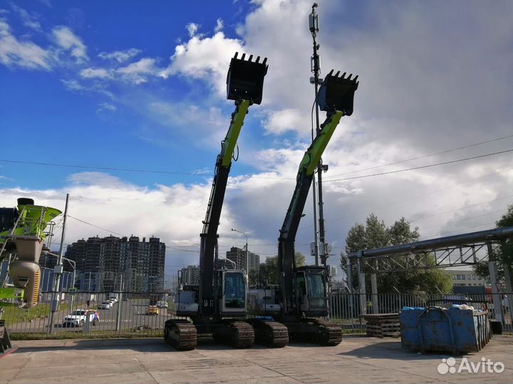 Гусеничный экскаватор с гидромолотом