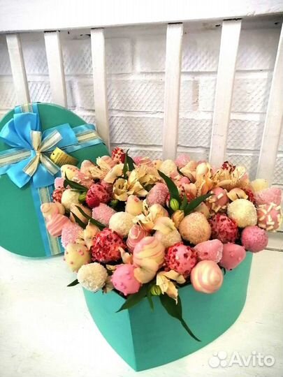 Клубника в шоколаде с альстромерией