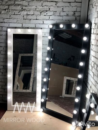 Гримерное зеркало с лампочками