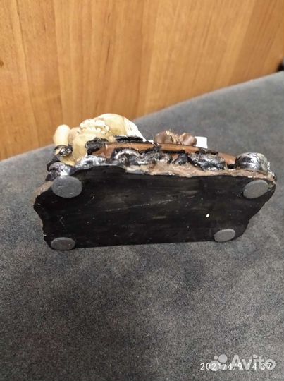 Фигурка с черепом пирата