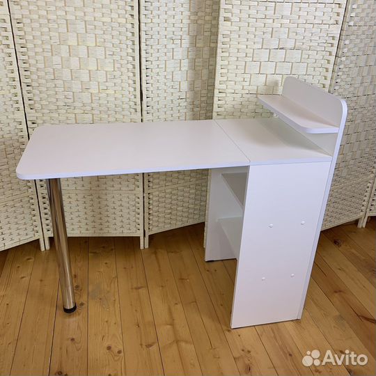 Маникюрный стол