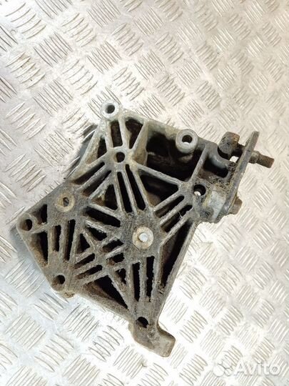 Кронштейн генератора Nissan Almera N16