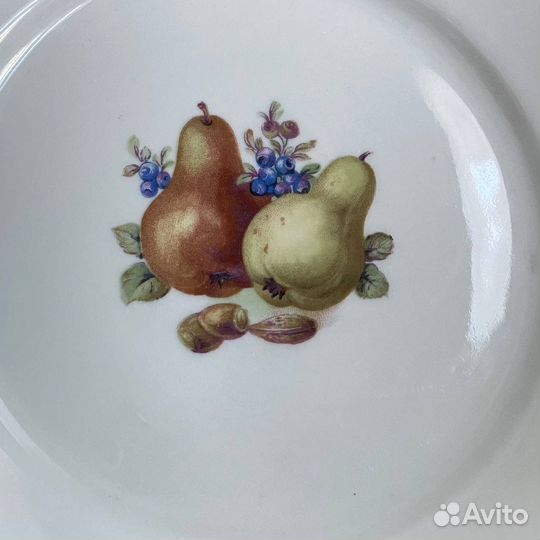 Тарелки с фруктами