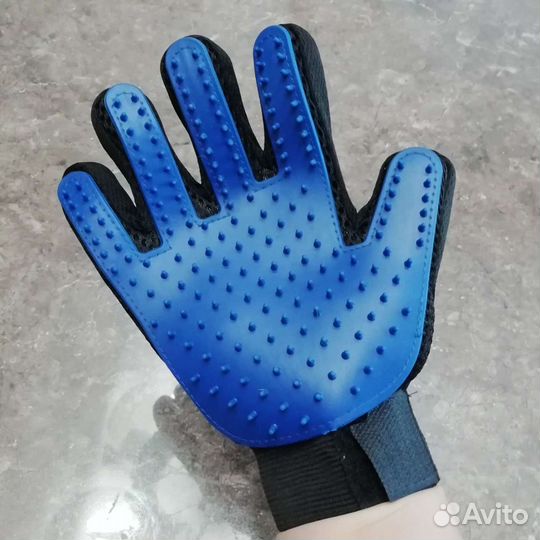 Перчатка для вычесывания шерсти животных